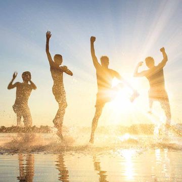 Familie springt in den See